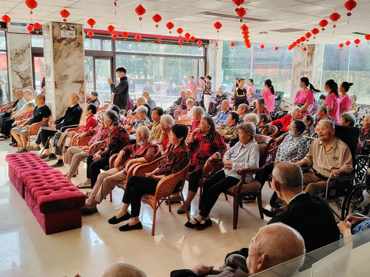 温暖养老院 情系夕阳红